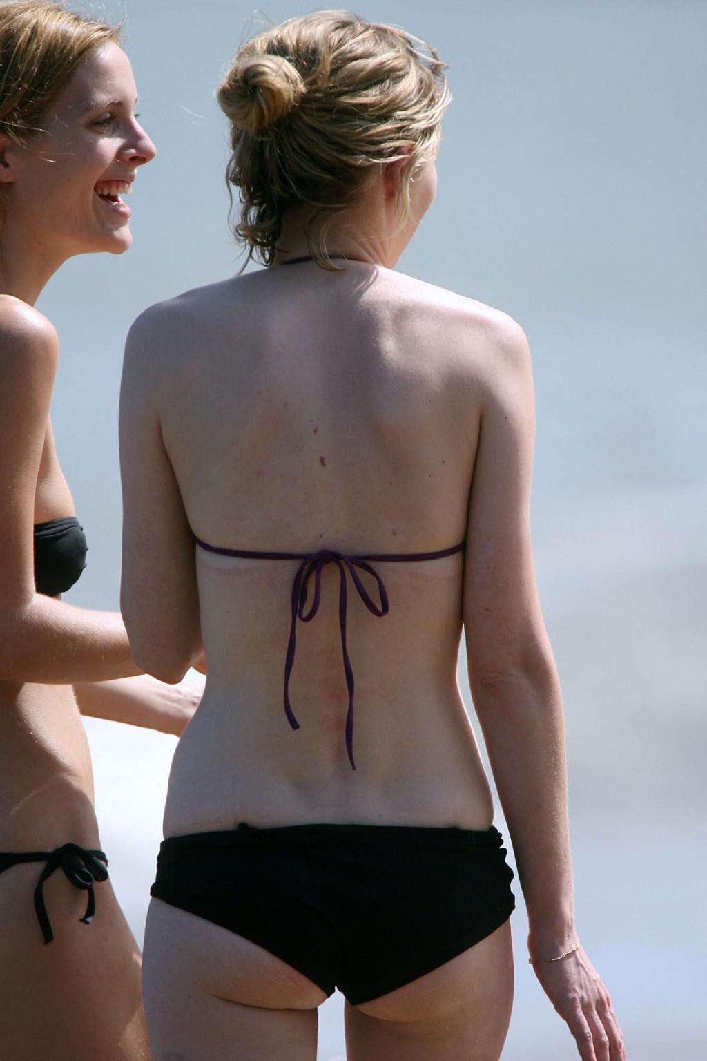 16P Kirsten Dunst exposing fucking sexy body and hot ass in bikini on beach