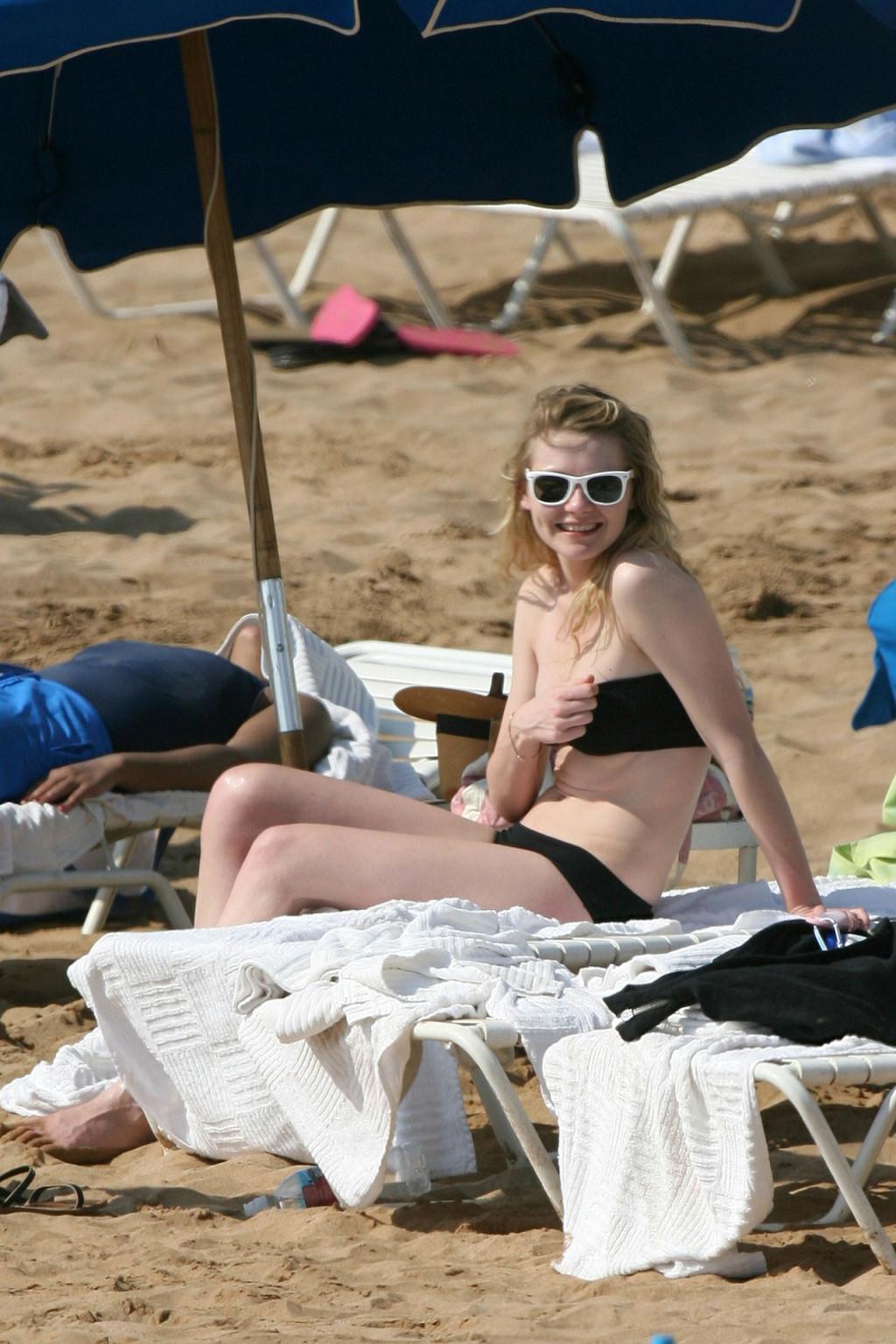 16P Kirsten Dunst exposing fucking sexy body and hot ass in bikini on beach