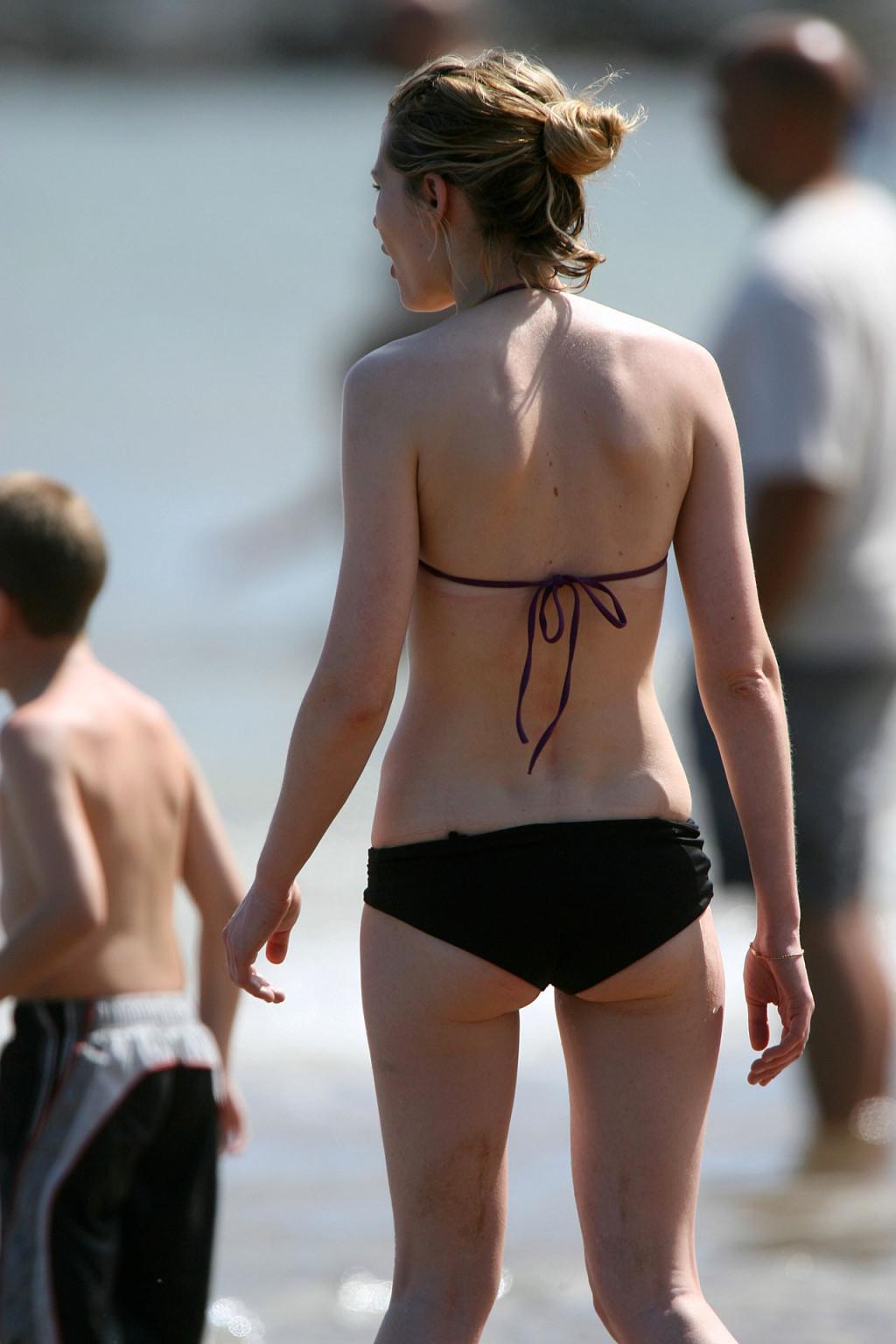 16P Kirsten Dunst exposing fucking sexy body and hot ass in bikini on beach