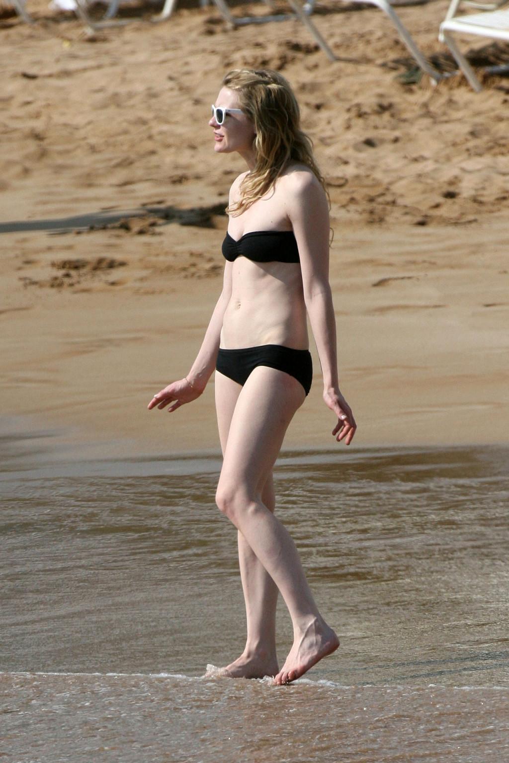 16P Kirsten Dunst exposing fucking sexy body and hot ass in bikini on beach