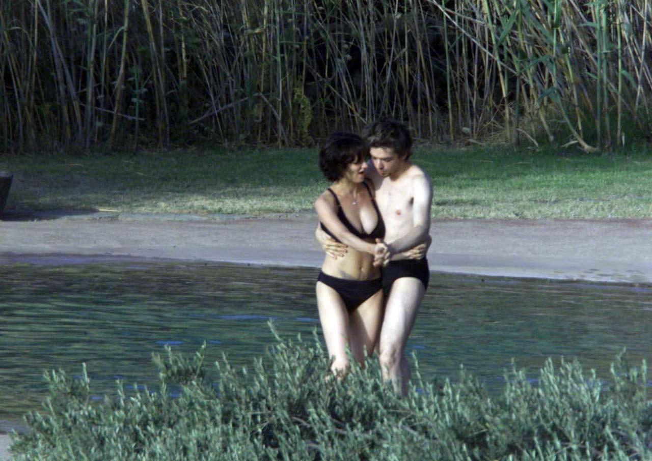 10P Asia Argento exposing her nice big boobs paparazzi shoots and showing pussy