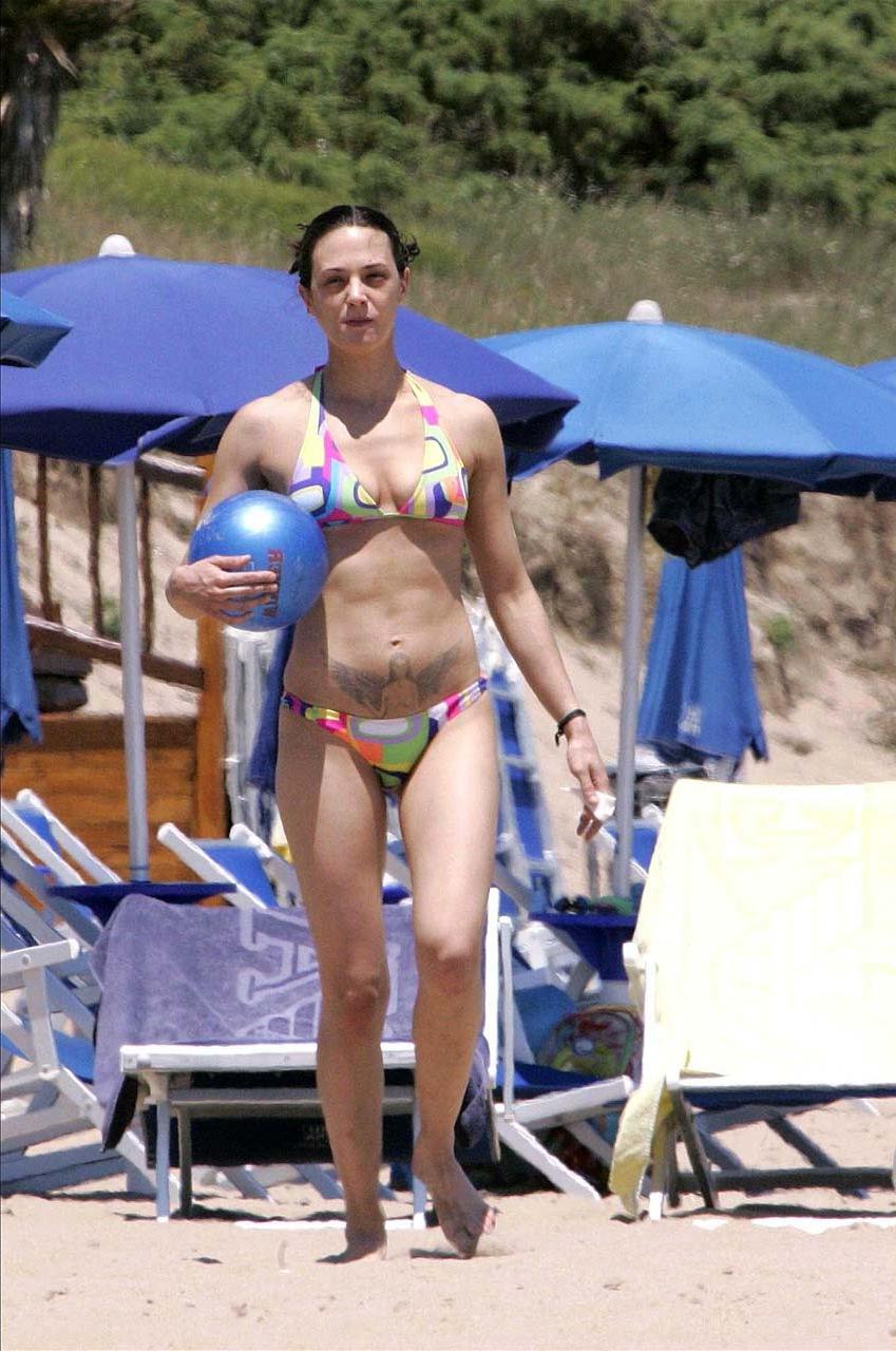 10P Asia Argento exposing her nice big boobs paparazzi shoots and showing pussy