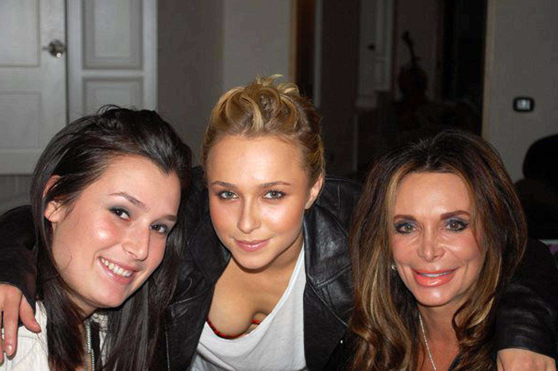 16P Hayden Panettiere looking very hot and sexy on her private photos