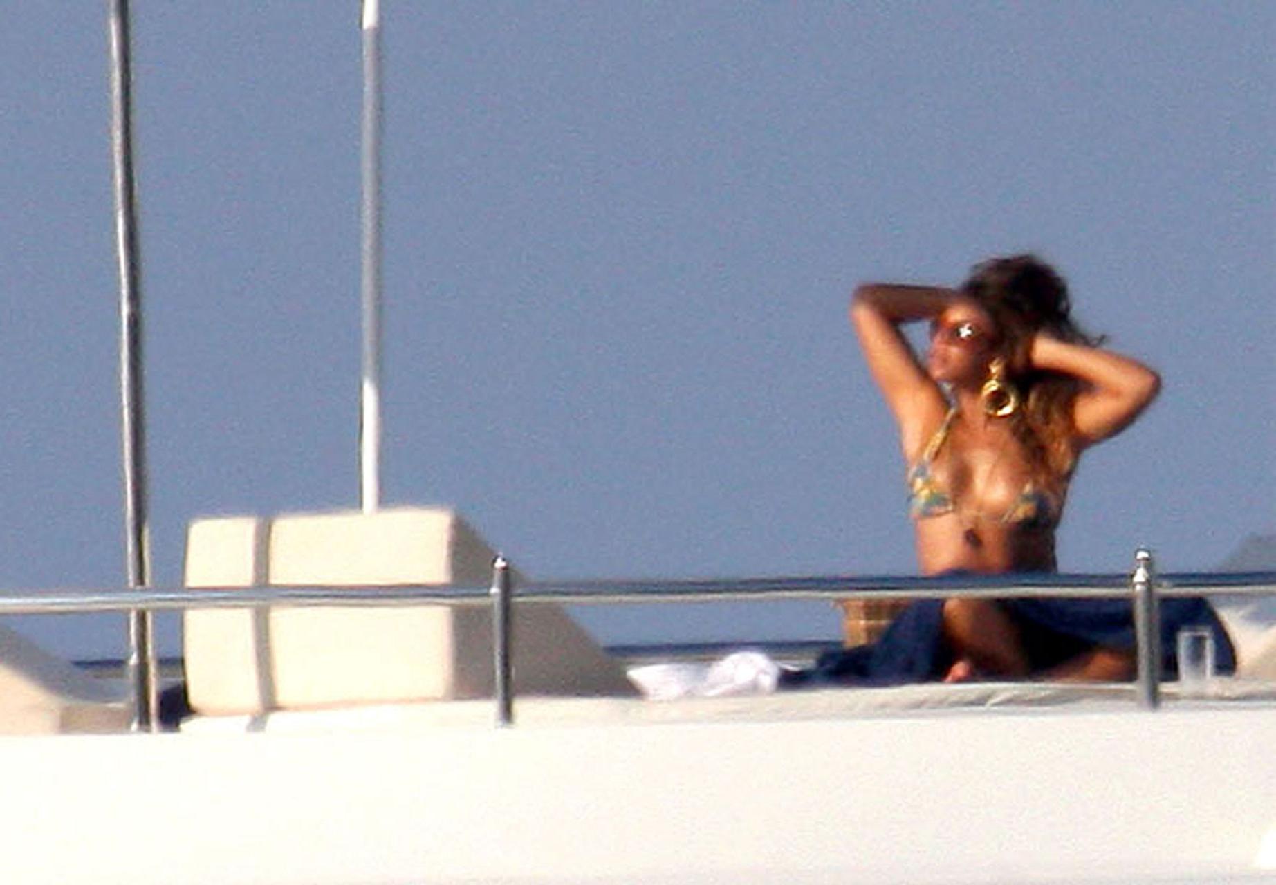 16P Beyonce Knowles exposing her sexy body in green bikini on pool