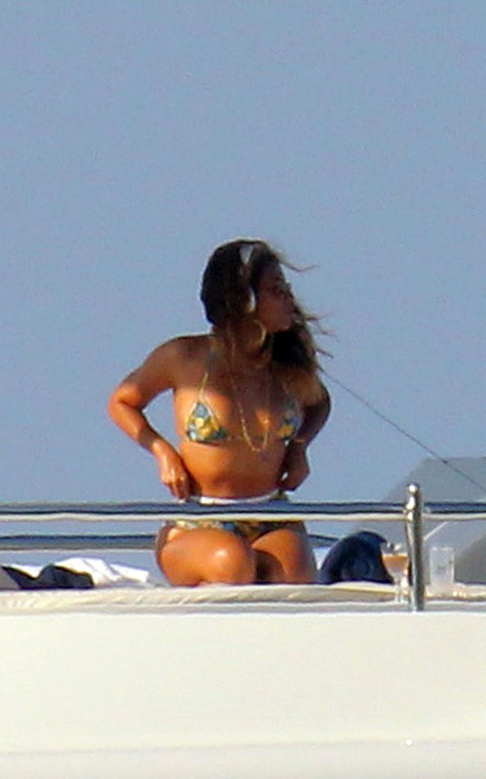 16P Beyonce Knowles exposing her sexy body in green bikini on pool