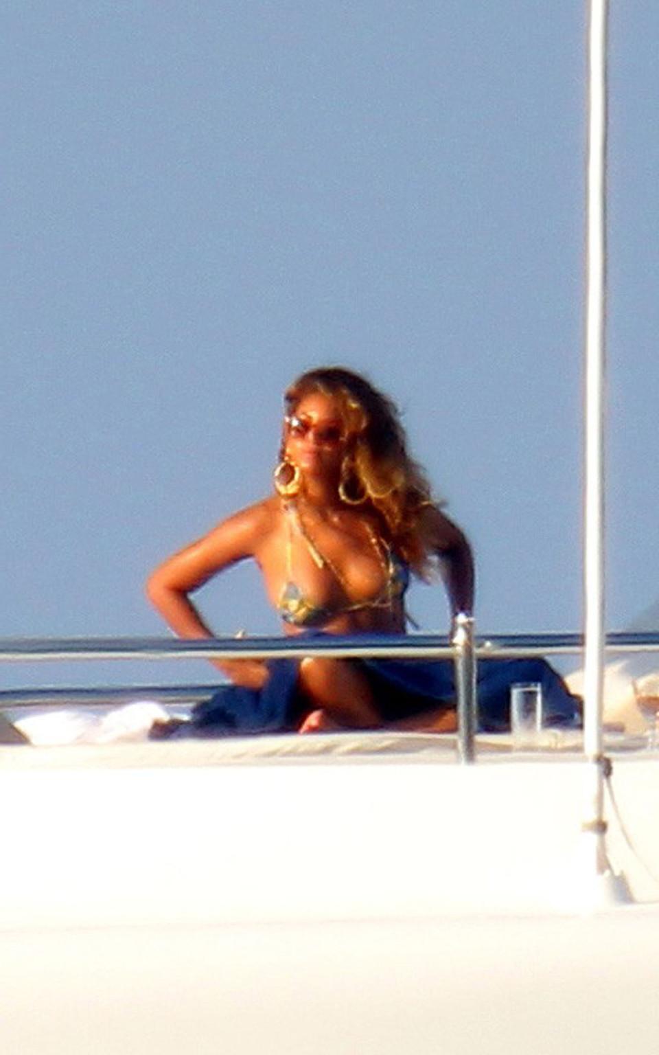 16P Beyonce Knowles exposing her sexy body in green bikini on pool