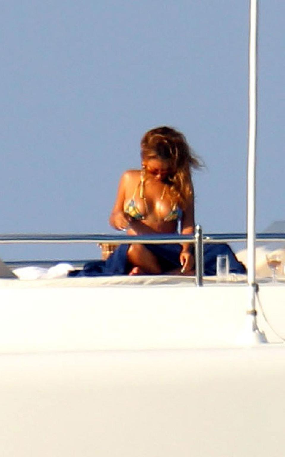 16P Beyonce Knowles exposing her sexy body in green bikini on pool