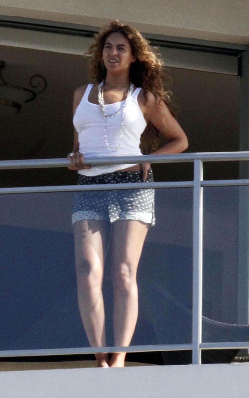 16P Beyonce Knowles exposing her sexy body in green bikini on pool