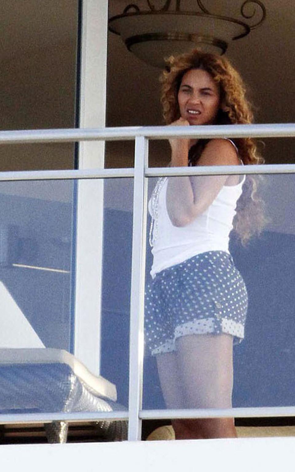 16P Beyonce Knowles exposing her sexy body in green bikini on pool