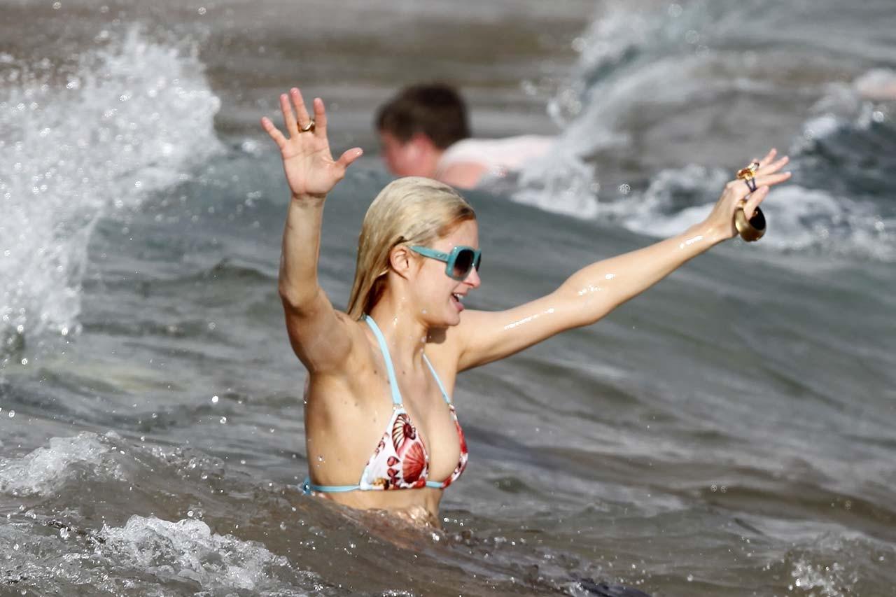 10P Paris Hilton looking sexy in colorfull bikini on beach with her boyfriend papara