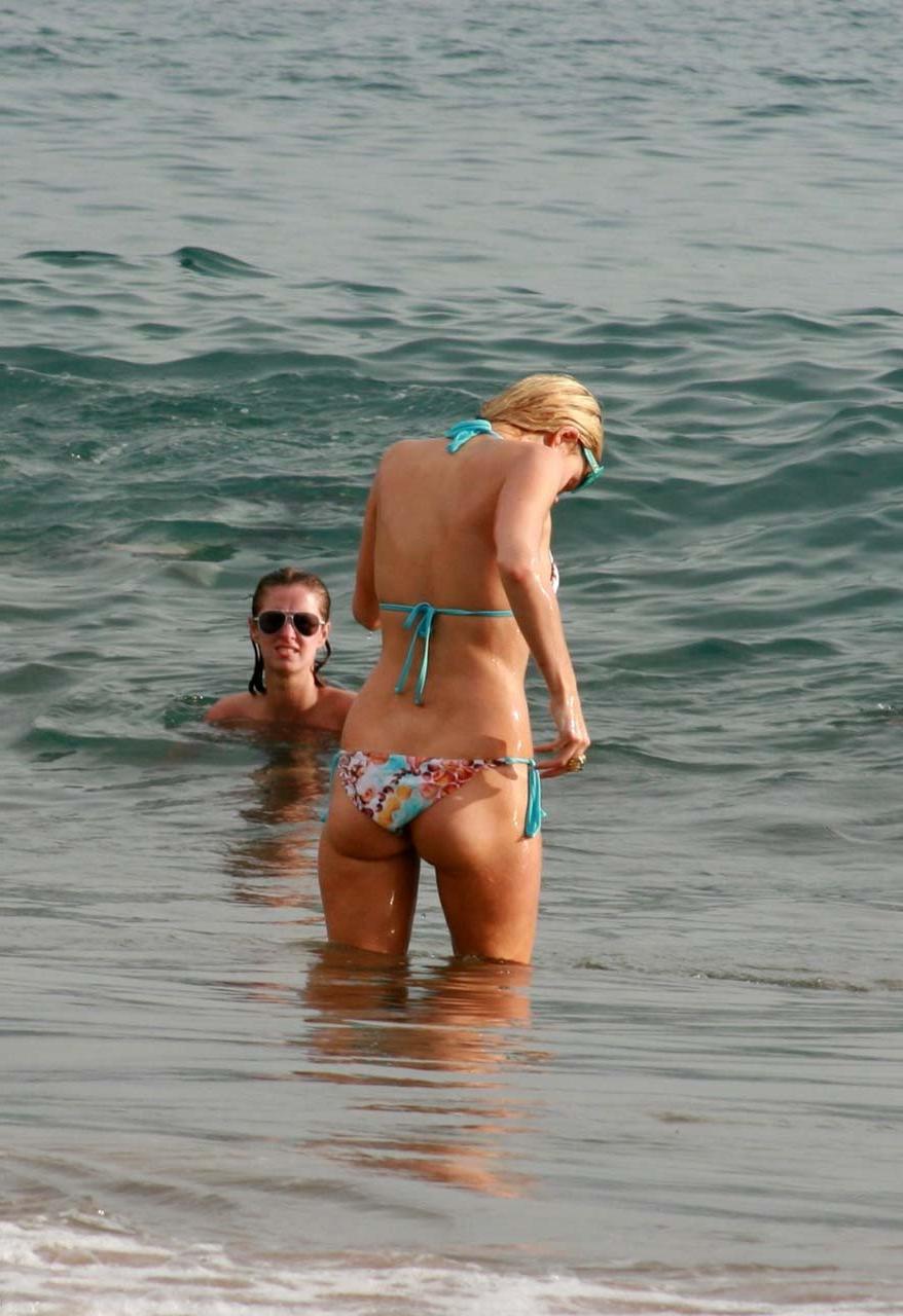 10P Paris Hilton looking sexy in colorfull bikini on beach with her boyfriend papara