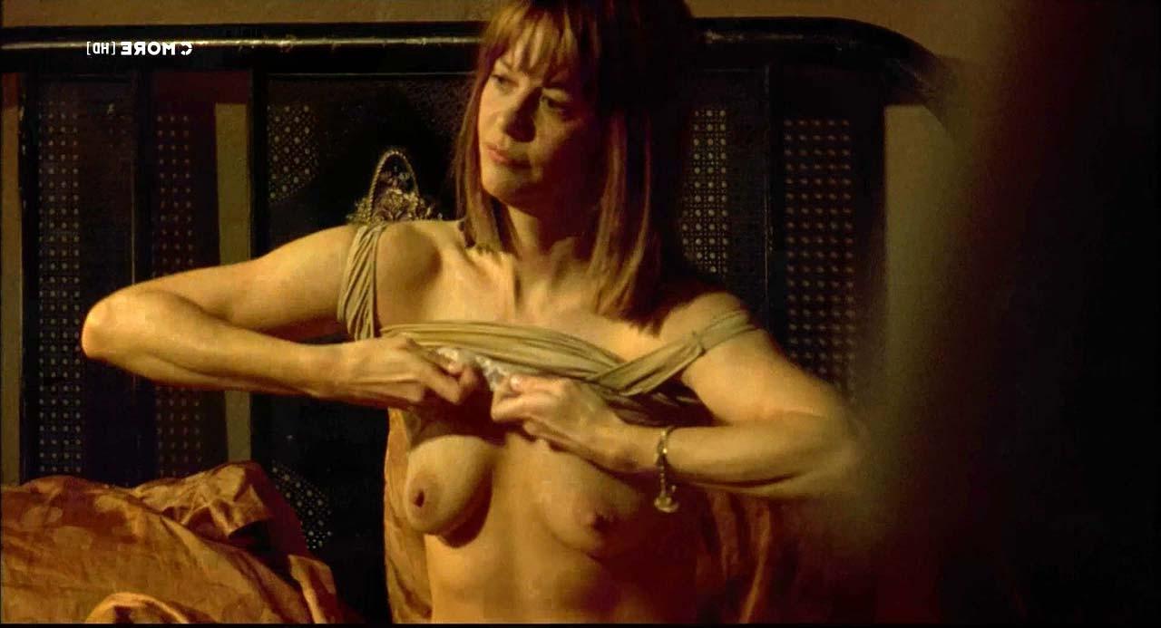 10P Meg Ryan exposing her nice tiny boobs in nude movie scenes