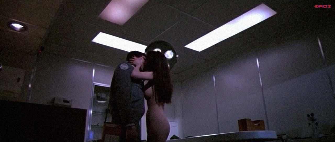 10P Mathilda May zeigt ihre schönen riesigen Brüste in Nacktfilmszenen