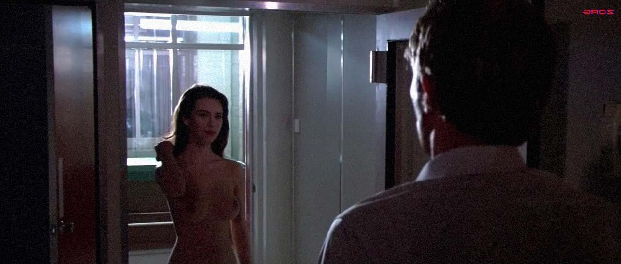 10P Mathilda May zeigt ihre schönen riesigen Brüste in Nacktfilmszenen