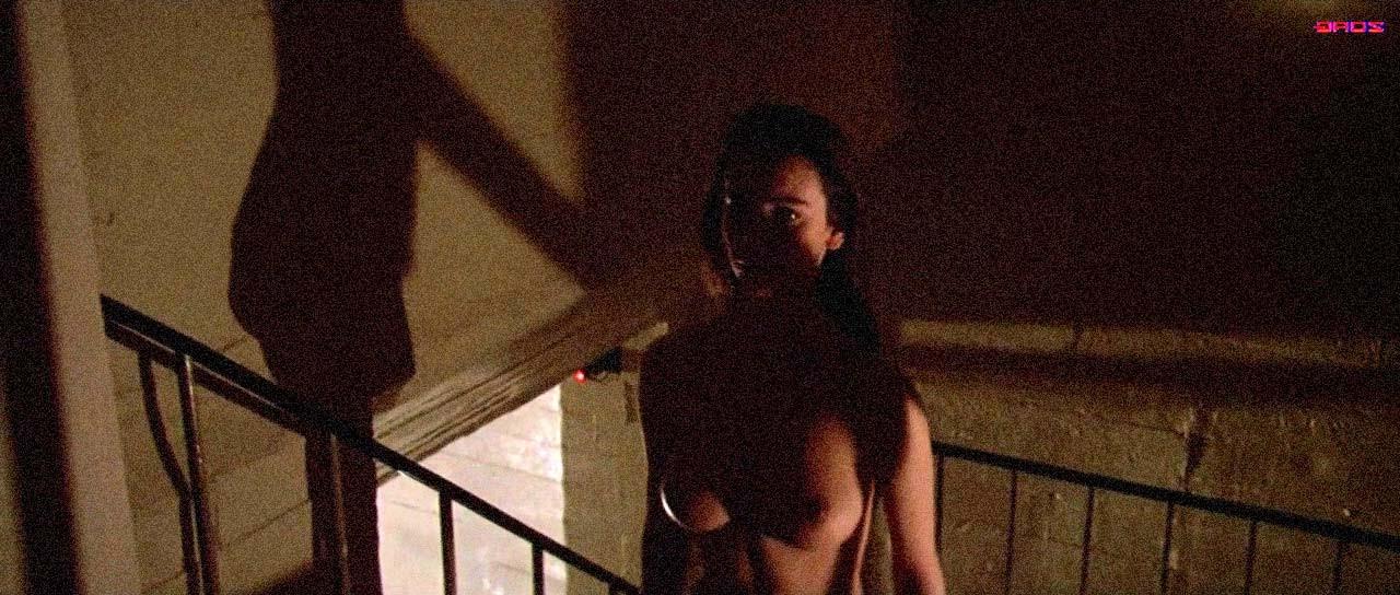 10P Mathilda May zeigt ihre schönen riesigen Brüste in Nacktfilmszenen