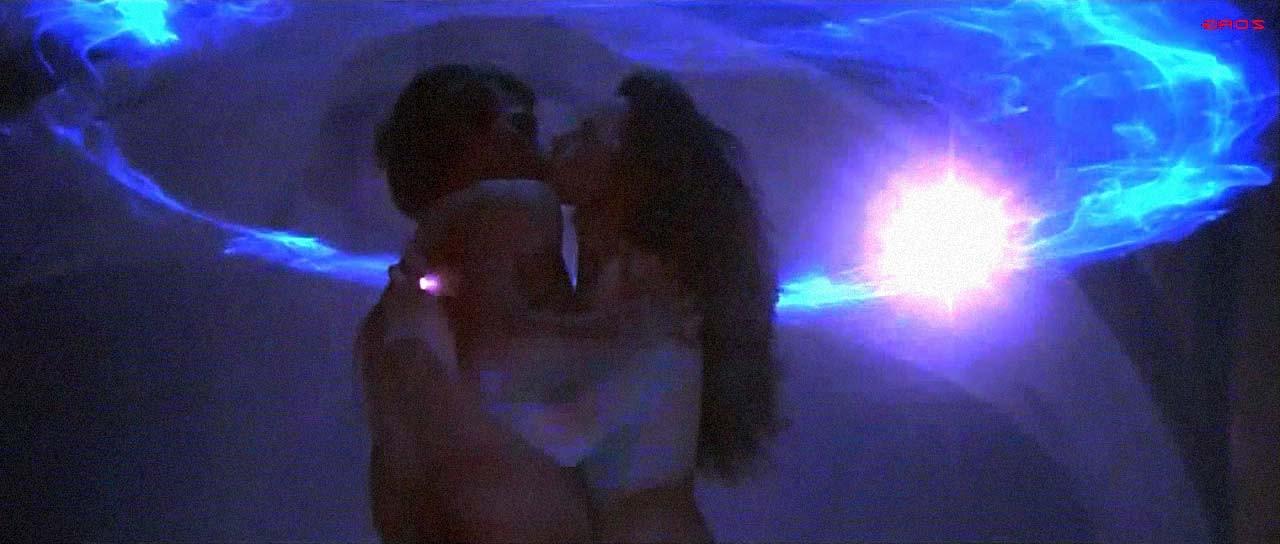 10P Mathilda May zeigt ihre schönen riesigen Brüste in Nacktfilmszenen