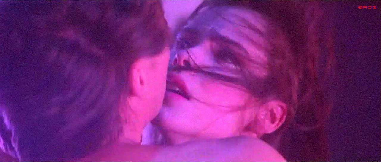 10P Mathilda May zeigt ihre schönen riesigen Brüste in Nacktfilmszenen