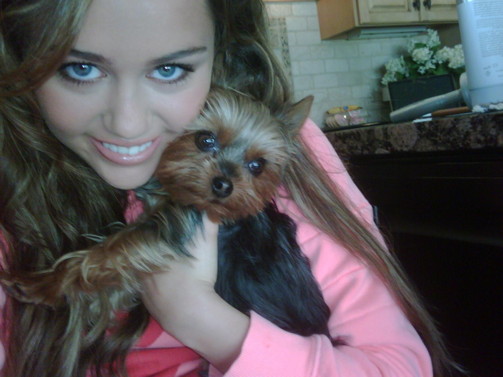 16P Miley Cyrus leaked sexy personal pics from her cell phone