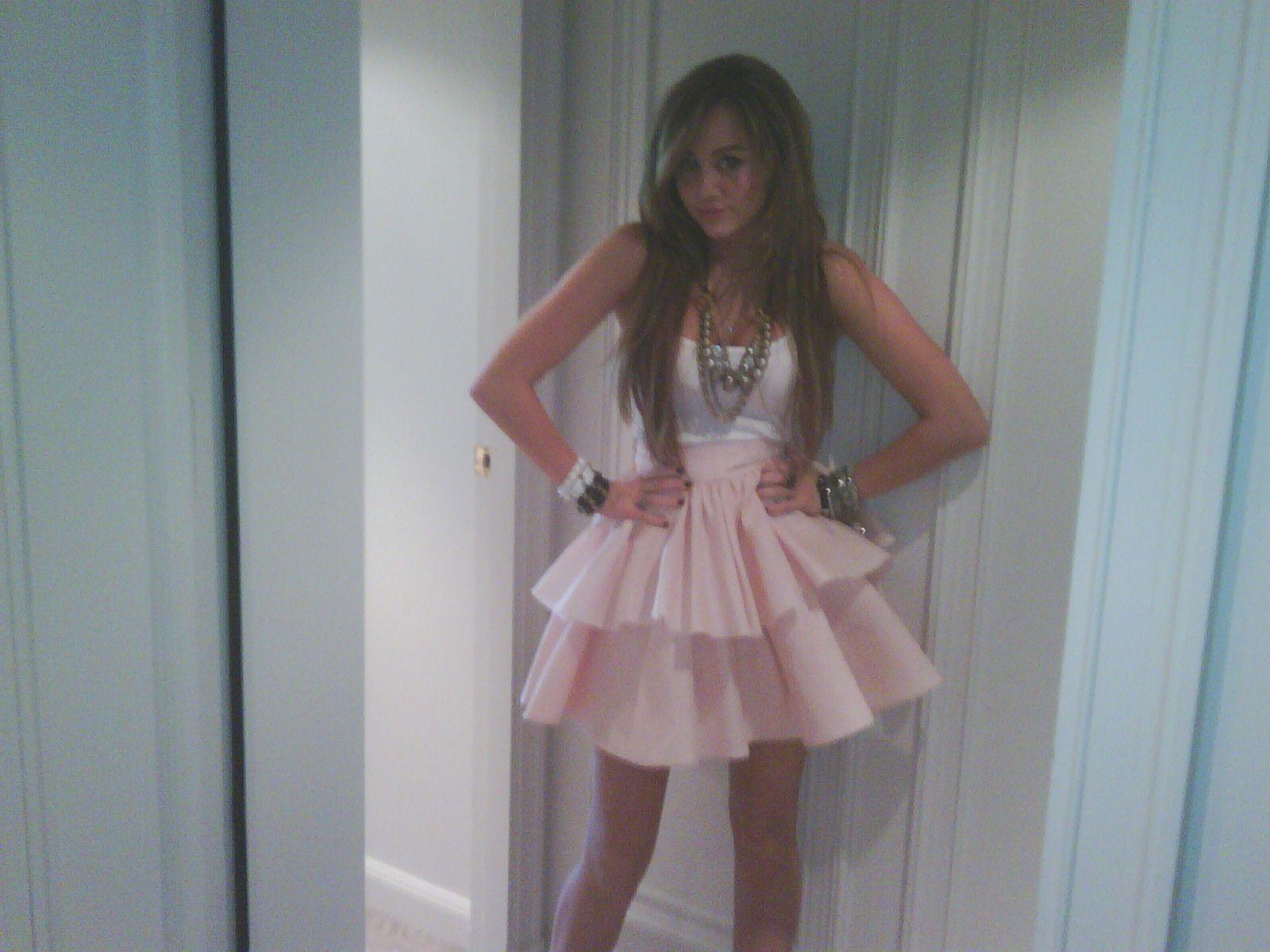 16P Miley Cyrus leaked sexy personal pics from her cell phone