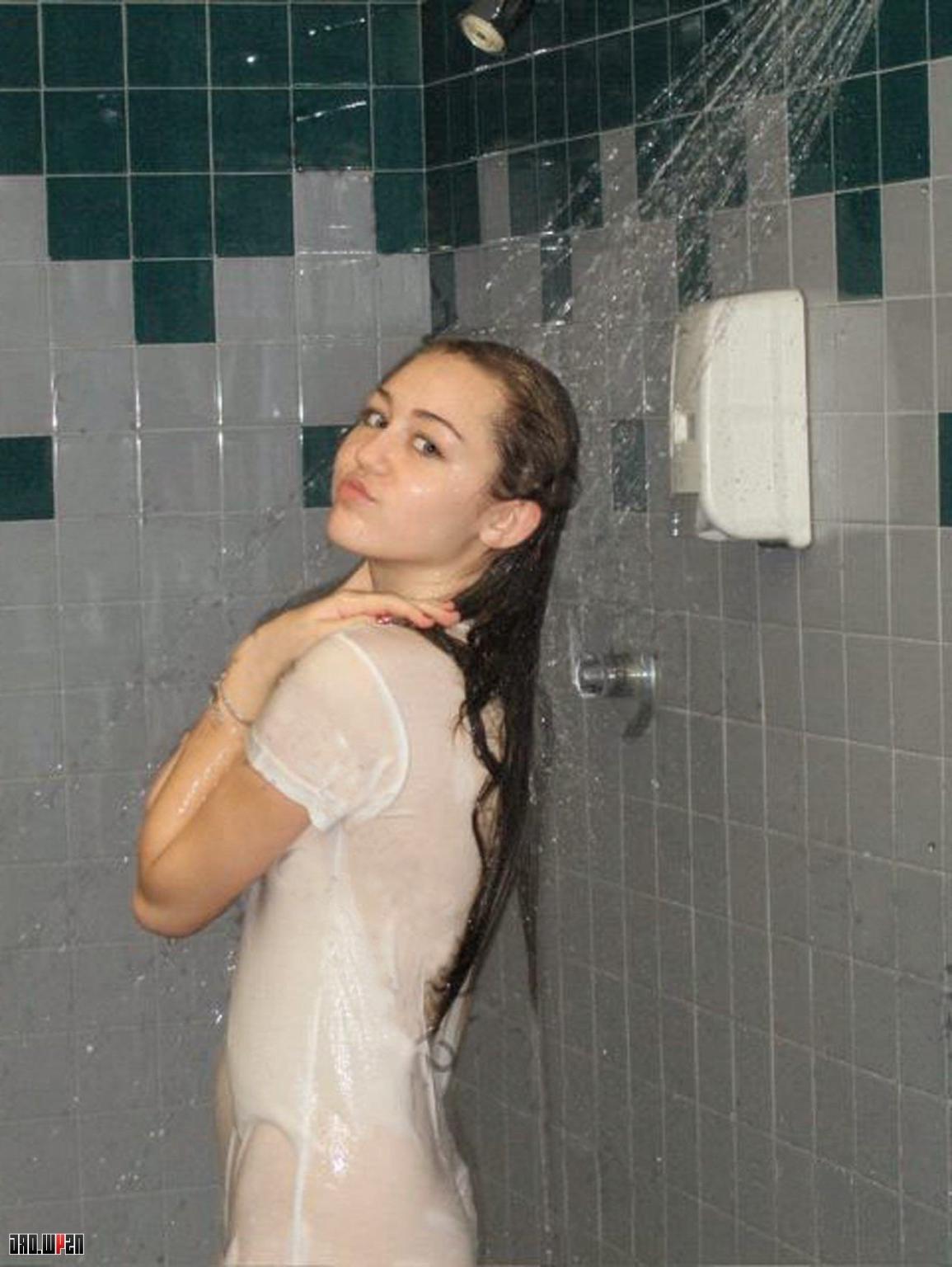 16P Miley Cyrus leaked sexy personal pics from her cell phone