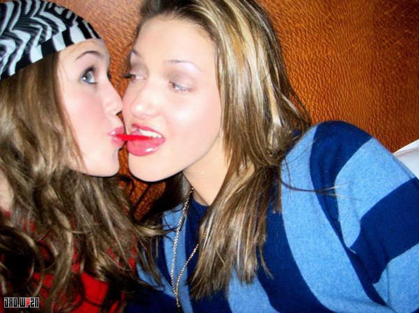 16P Miley Cyrus leaked sexy personal pics from her cell phone