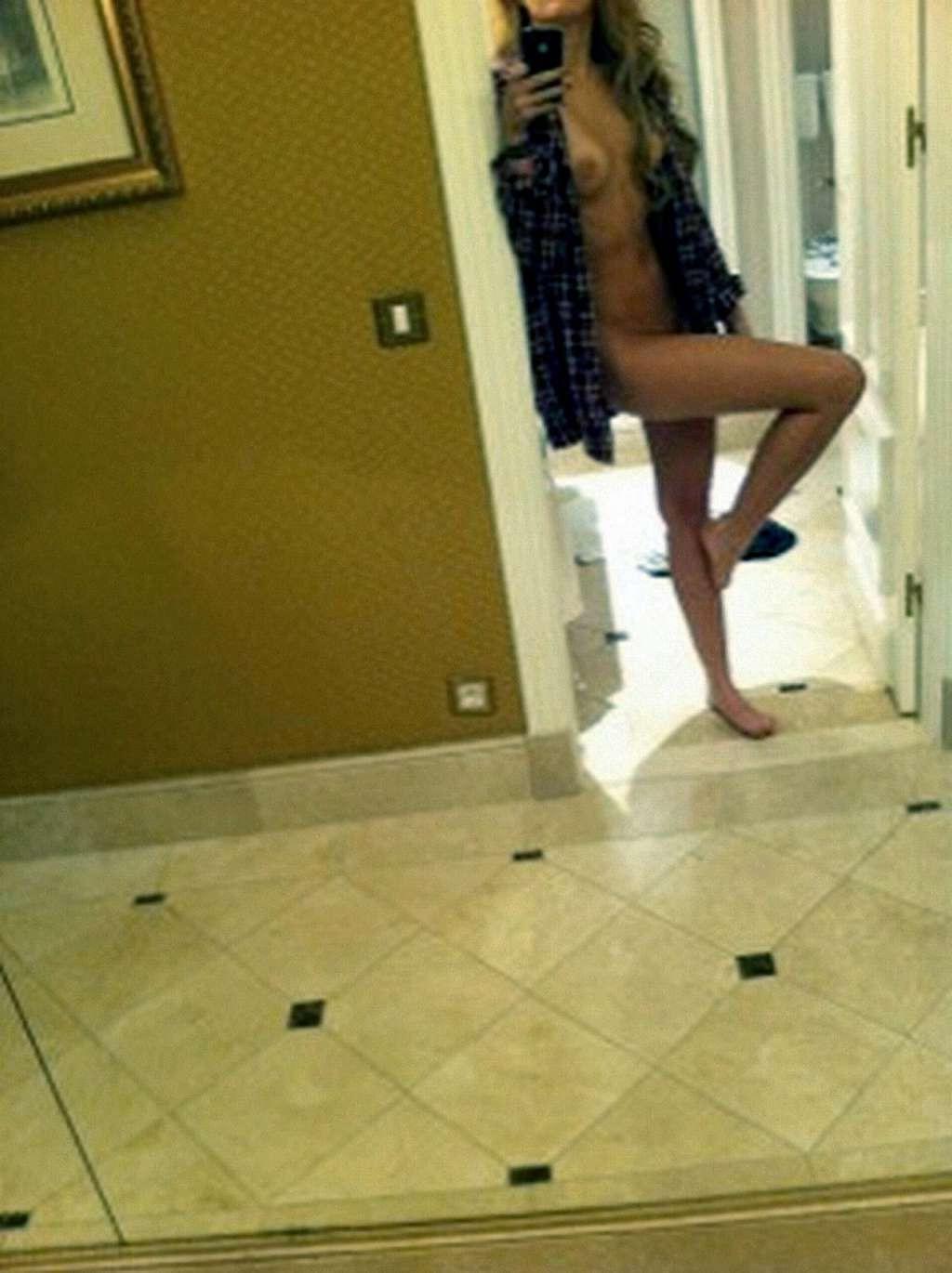 10P Miley Cyrus exposing her tits and try to cover pussy in private stolen nude pict