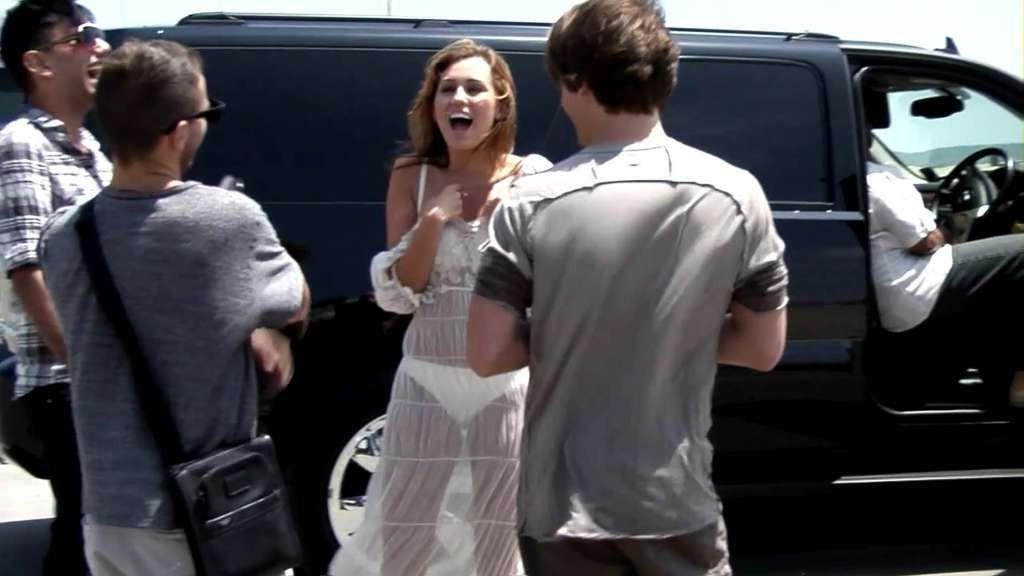10P Miley Cyrus exposing her tits and try to cover pussy in private stolen nude pict