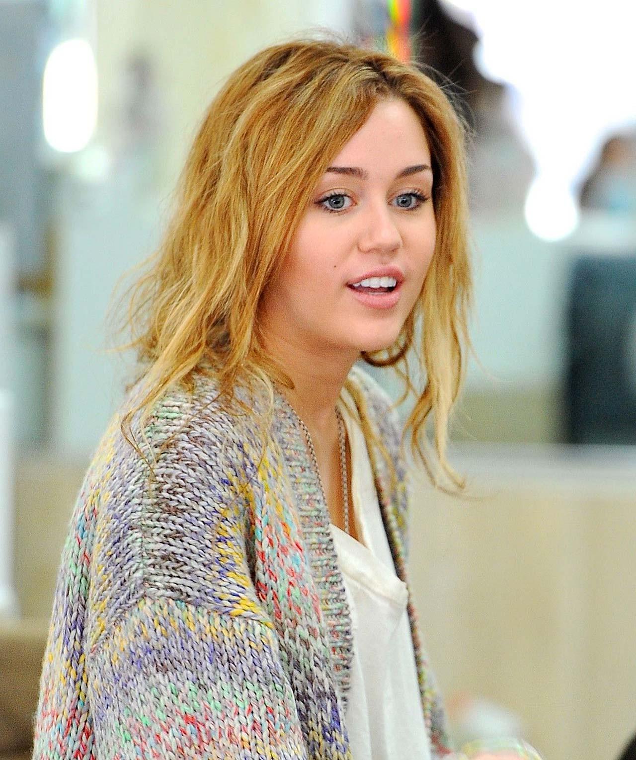 10P Miley Cyrus exposing her tits and try to cover pussy in private stolen nude pict