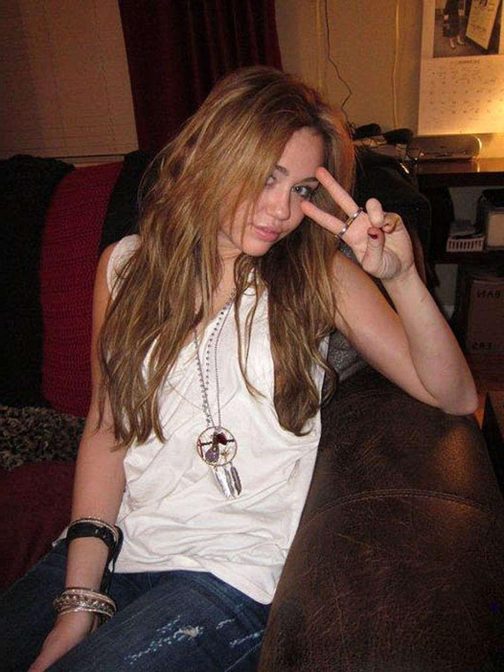 16P Miley Cyrus exposing sexy her sexy body and nice tits on private photos