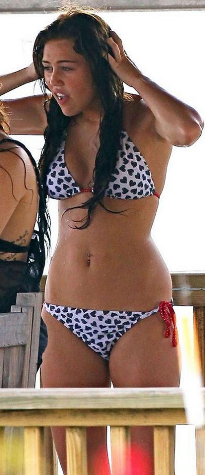 16P Miley Cyrus exposing sexy her sexy body and nice tits on private photos