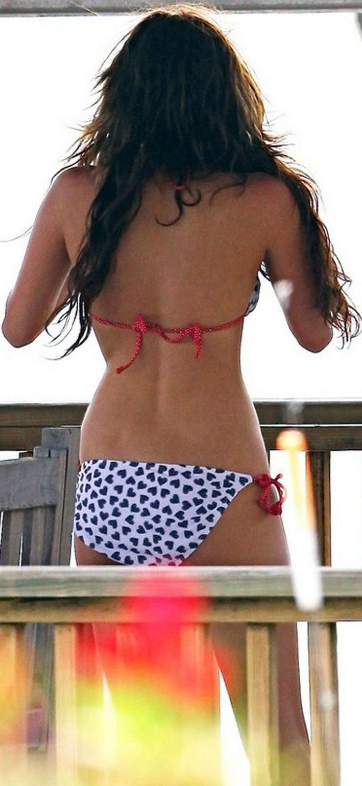 16P Miley Cyrus exposing sexy her sexy body and nice tits on private photos