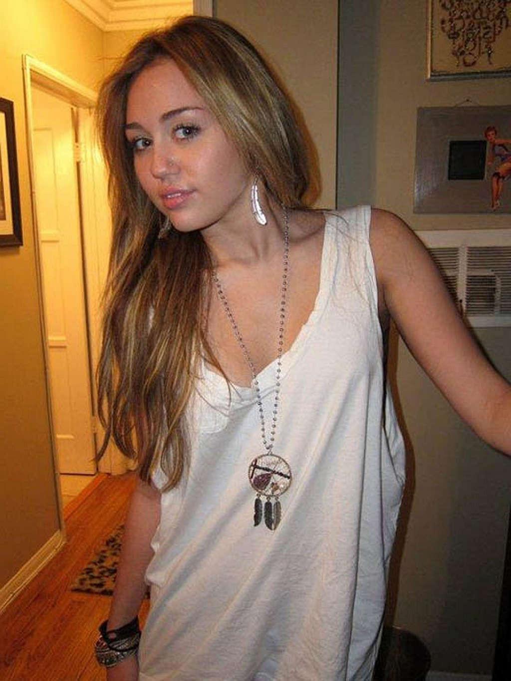 16P Miley Cyrus exposing sexy her sexy body and nice tits on private photos