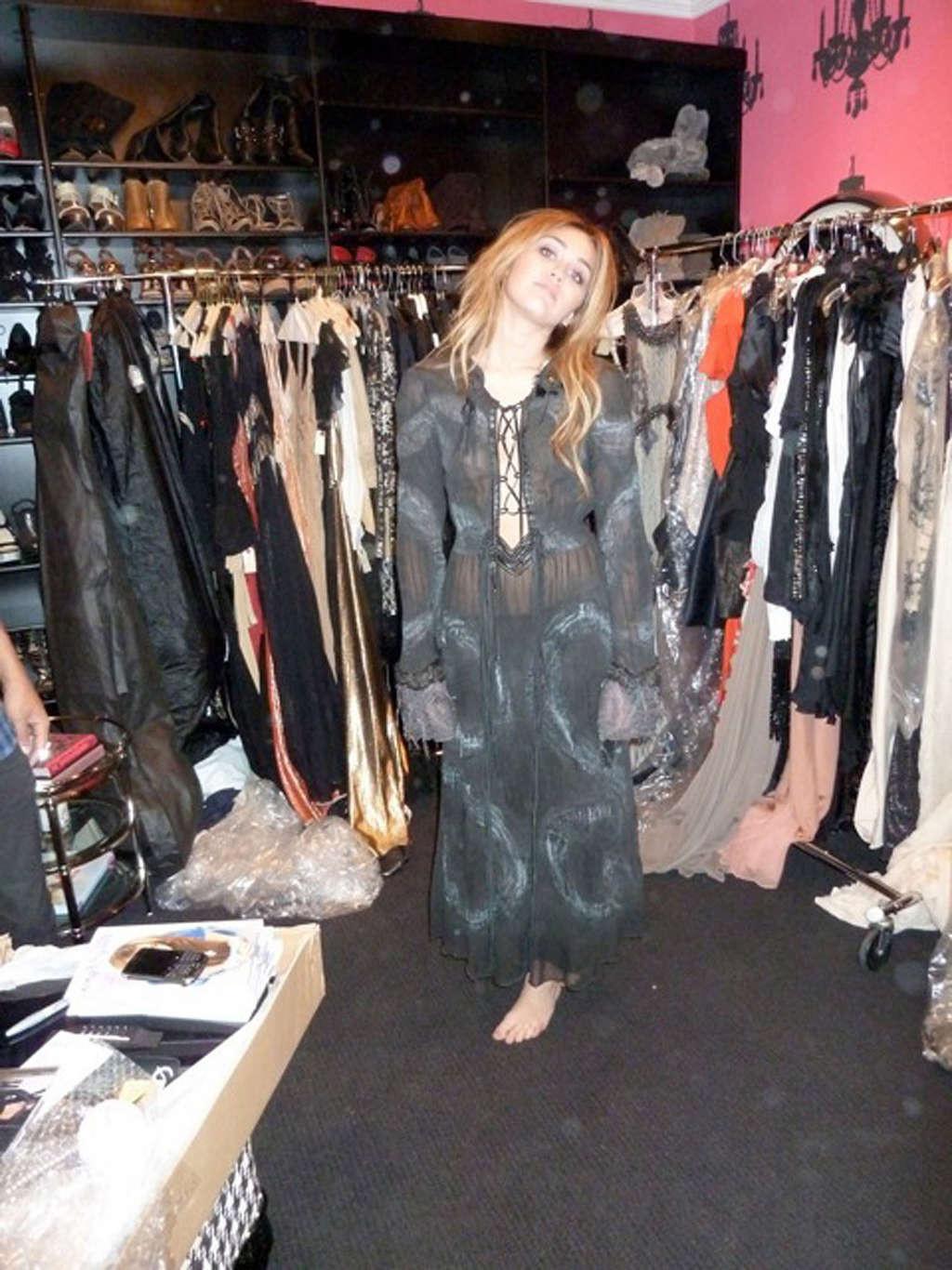 16P Miley Cyrus exposing sexy her sexy body and nice tits on private photos