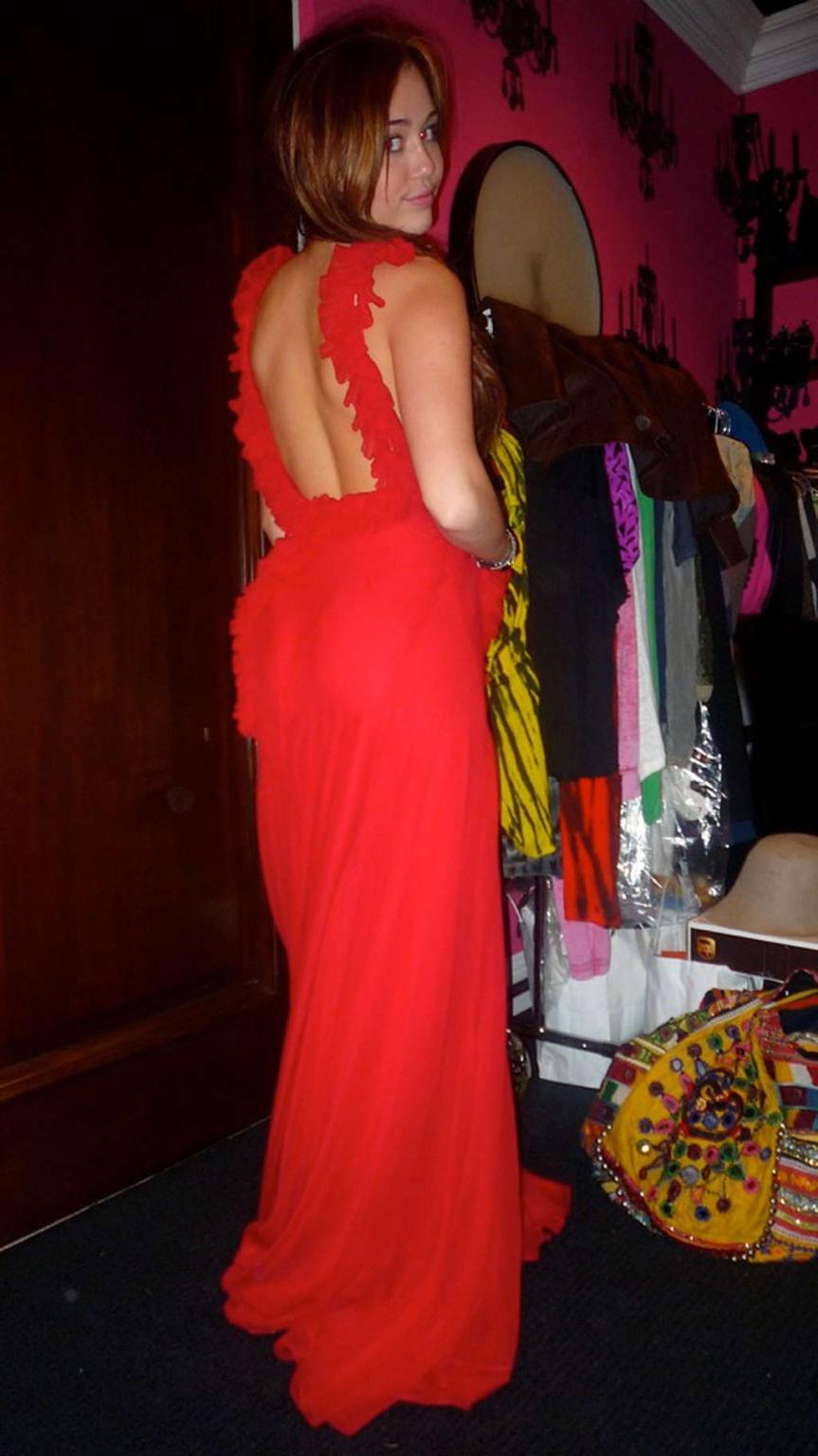 16P Miley Cyrus exposing sexy her sexy body and nice tits on private photos