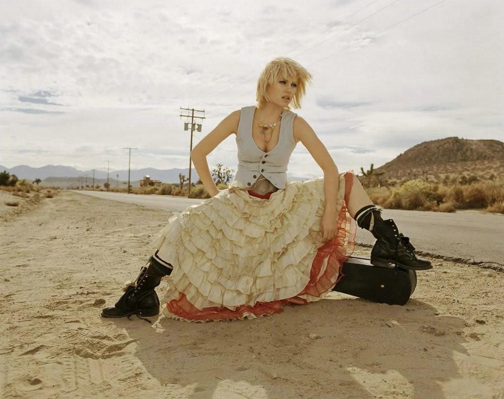 15P Celebrity dollface Elisha Cuthbert poses topless on the camera
