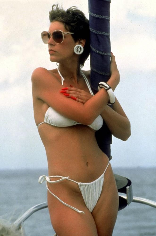 15P Great bodied Jamie Lee Curtis flaunts her suckable titties on ca