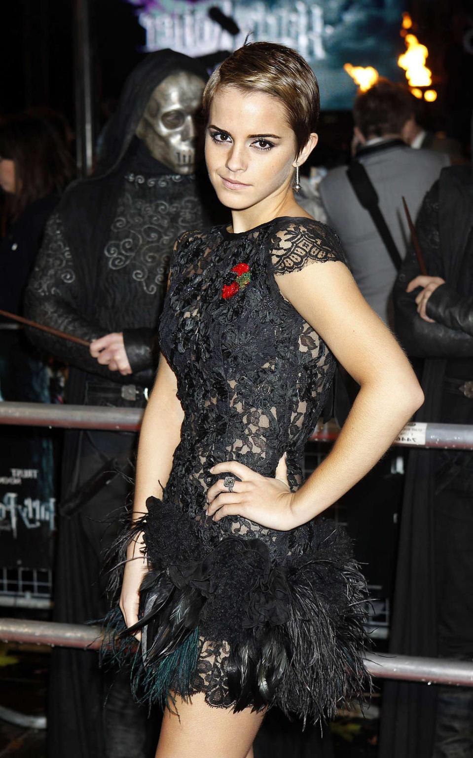 16P Emma Watson exposing fucking sexy legs and hot body in mini skirt