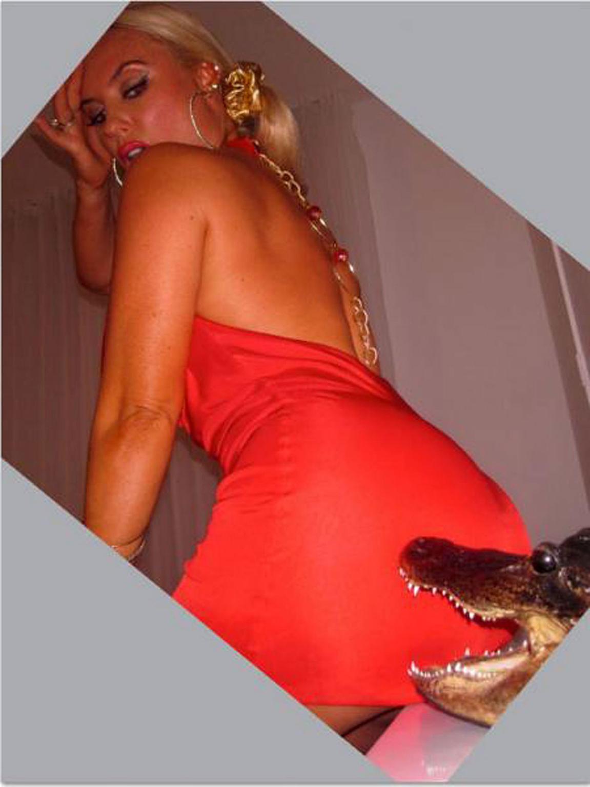 16P Nicole CoCo Austin exposing nude body and fucking hot ass in thong