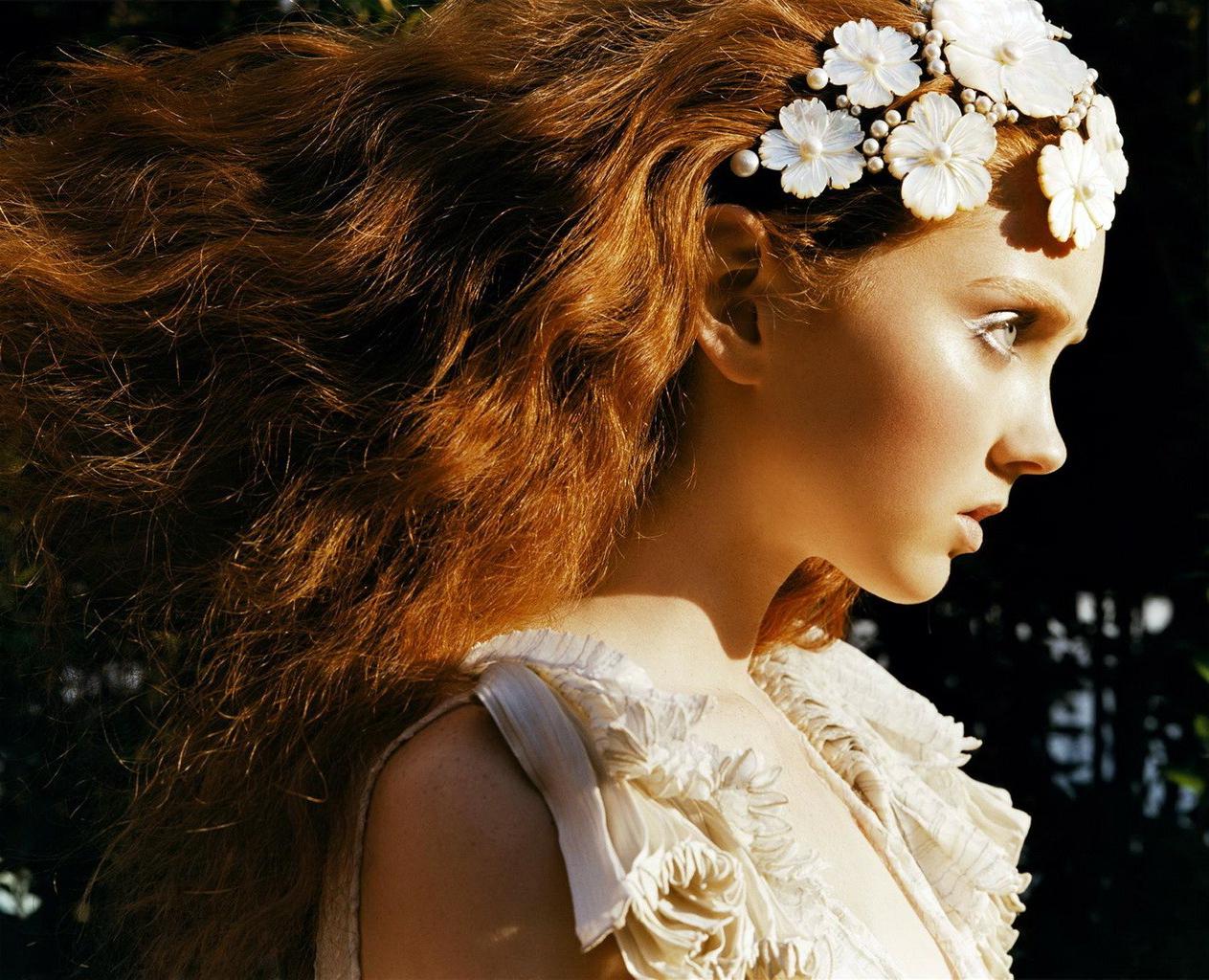 16P Lily Cole fully nude showing her hairy pussy for the Paradise Magazine back in 2