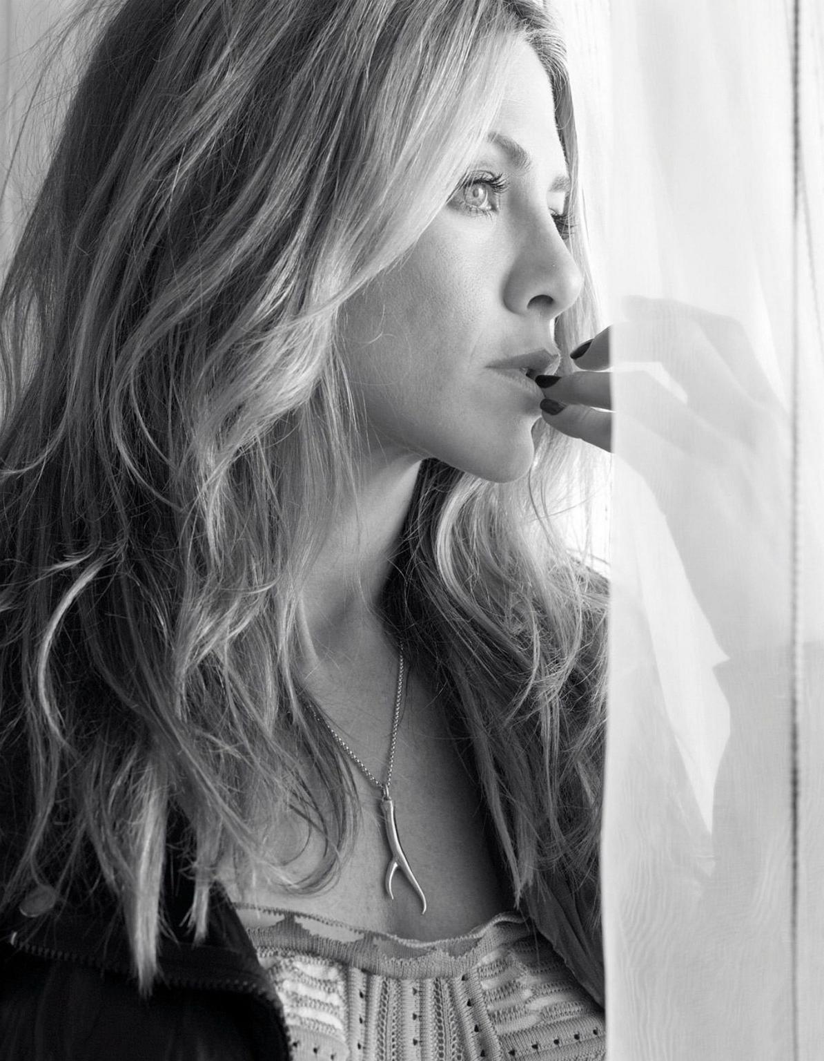 16P Jennifer Aniston looking very sexy in CS photoshoot for Elle magazine