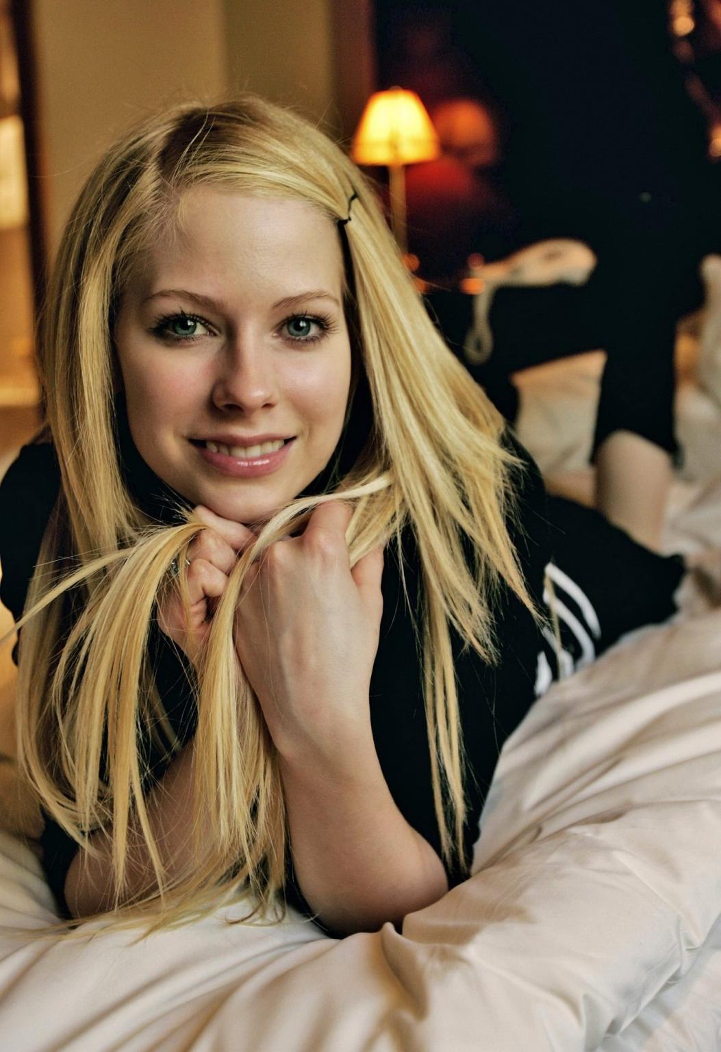 16P Avril Lavigne topless hiding her precious boobs in Maxim magazine photoshoot