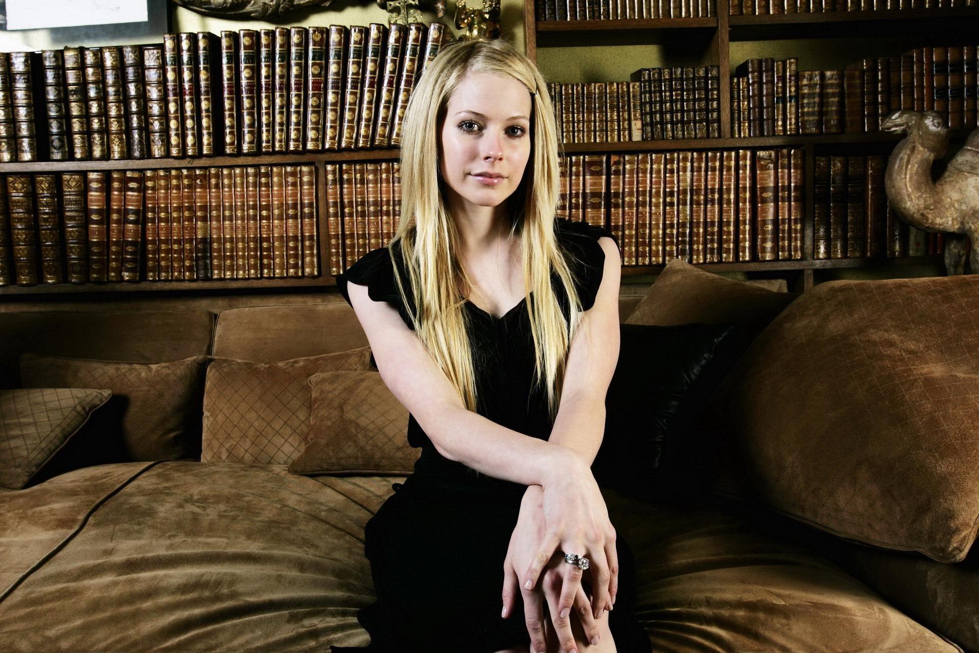 16P Avril Lavigne topless hiding her precious boobs in Maxim magazine photoshoot