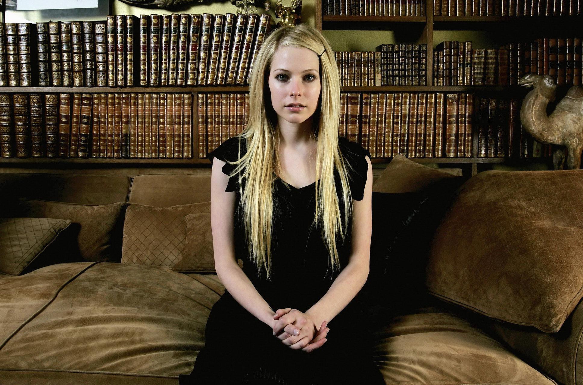 16P Avril Lavigne topless hiding her precious boobs in Maxim magazine photoshoot
