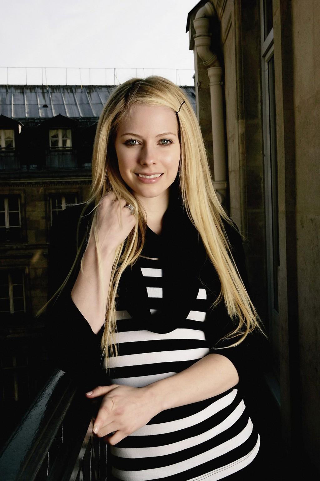 16P Avril Lavigne topless hiding her precious boobs in Maxim magazine photoshoot
