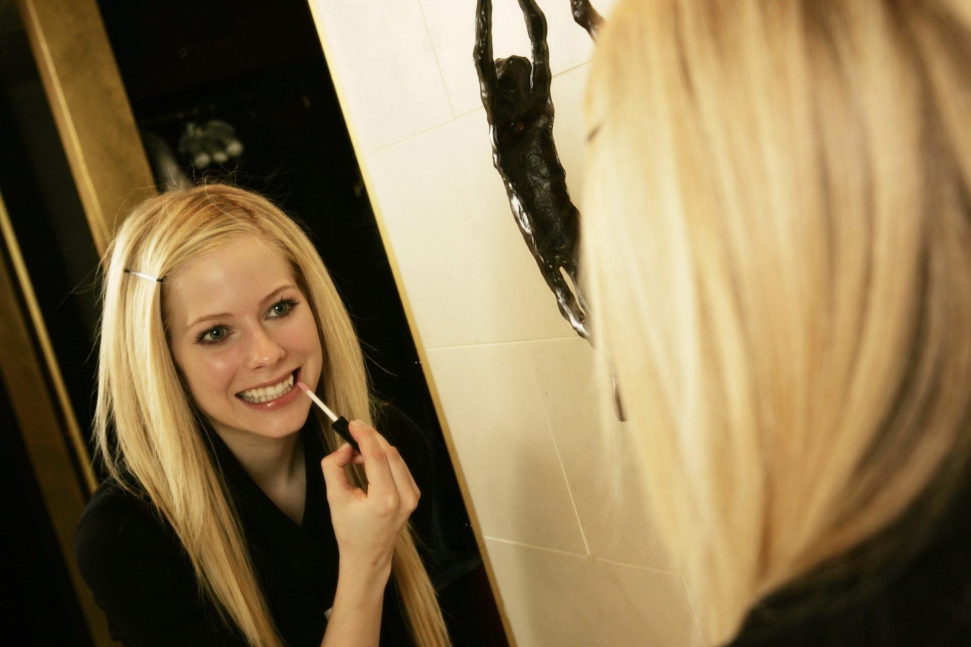 16P Avril Lavigne topless hiding her precious boobs in Maxim magazine photoshoot