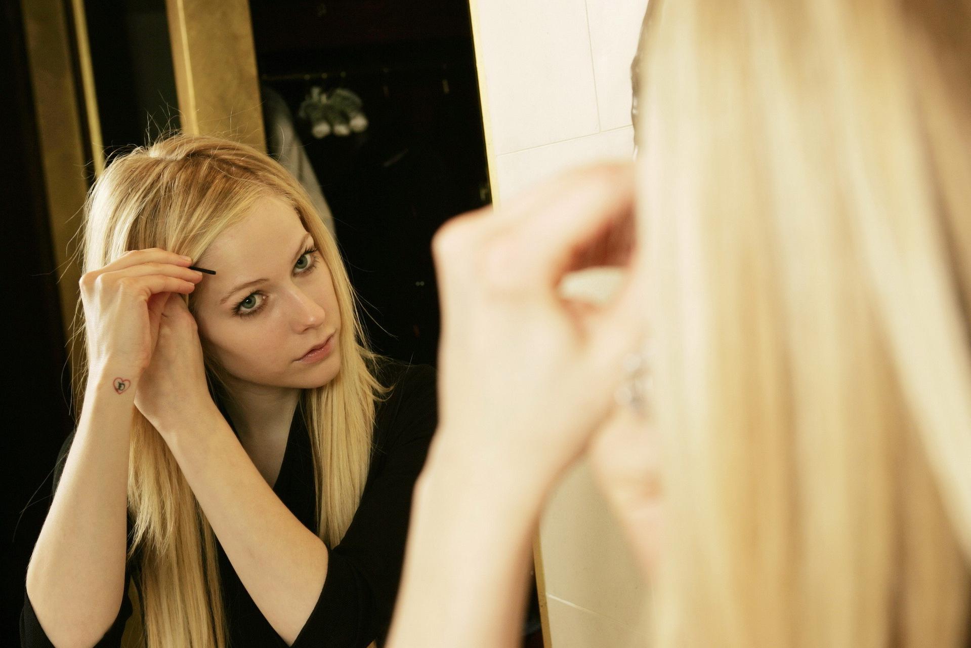 16P Avril Lavigne topless hiding her precious boobs in Maxim magazine photoshoot