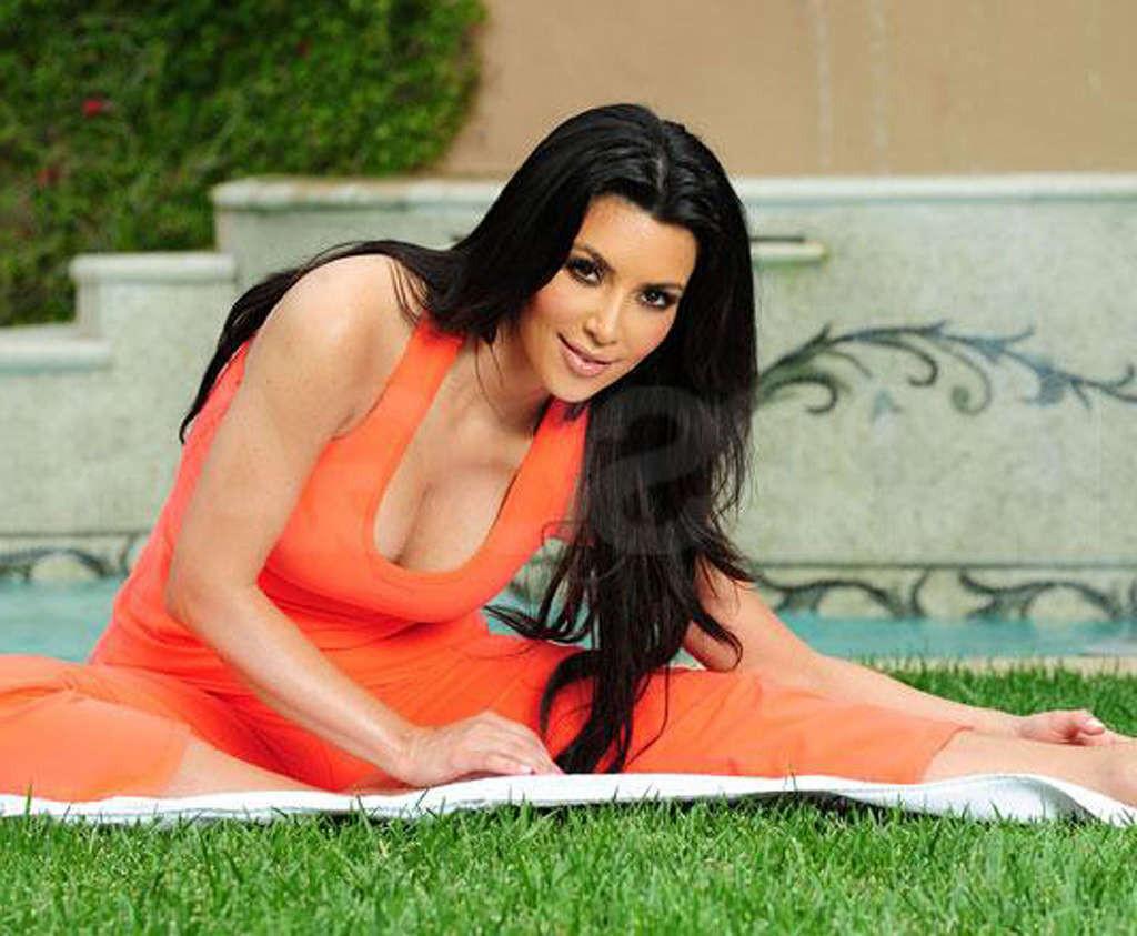 16P Kim Kardashian posing nude and showing huge boobs and sexy ass