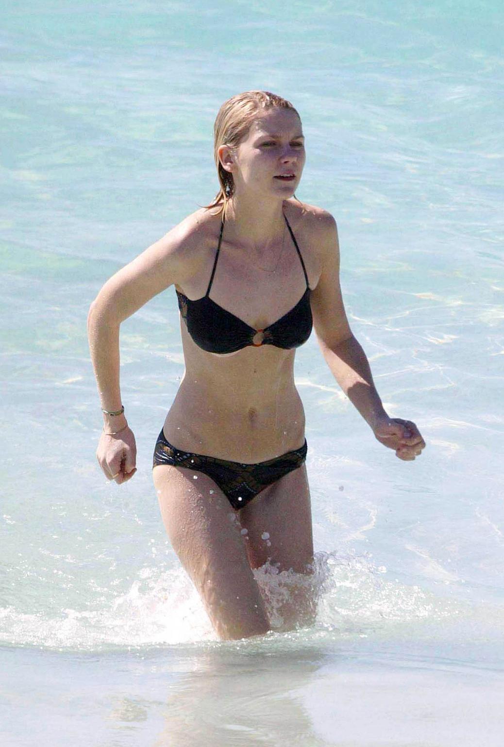 16P Kirsten Dunst exposing her sexy body and hot ass in bikini on beach