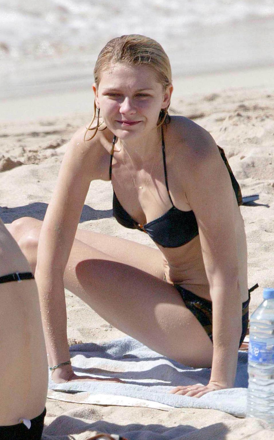 16P Kirsten Dunst exposing her sexy body and hot ass in bikini on beach
