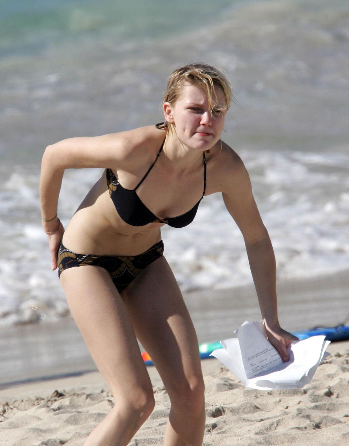 16P Kirsten Dunst exposing her sexy body and hot ass in bikini on beach